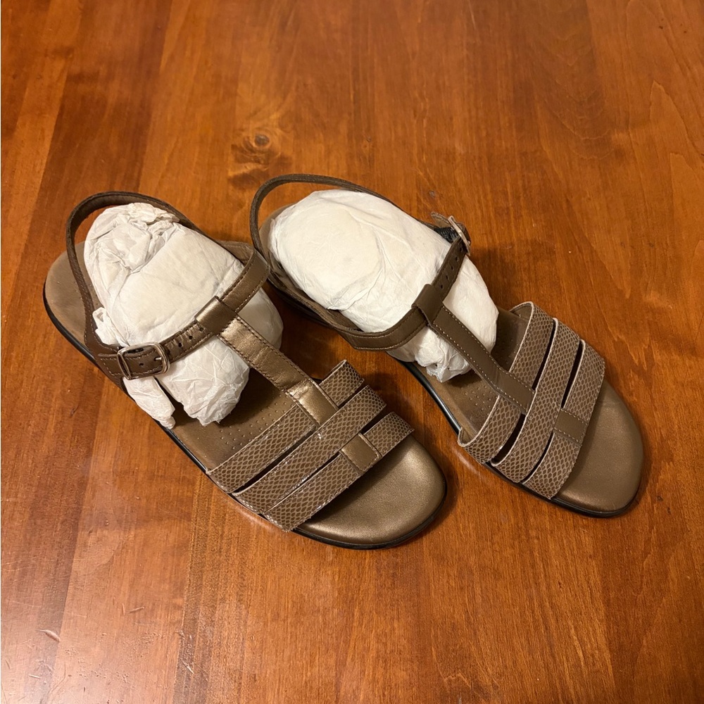 Women's Deep Gold T-Strap Casual Sandals with Buckle, Size 8